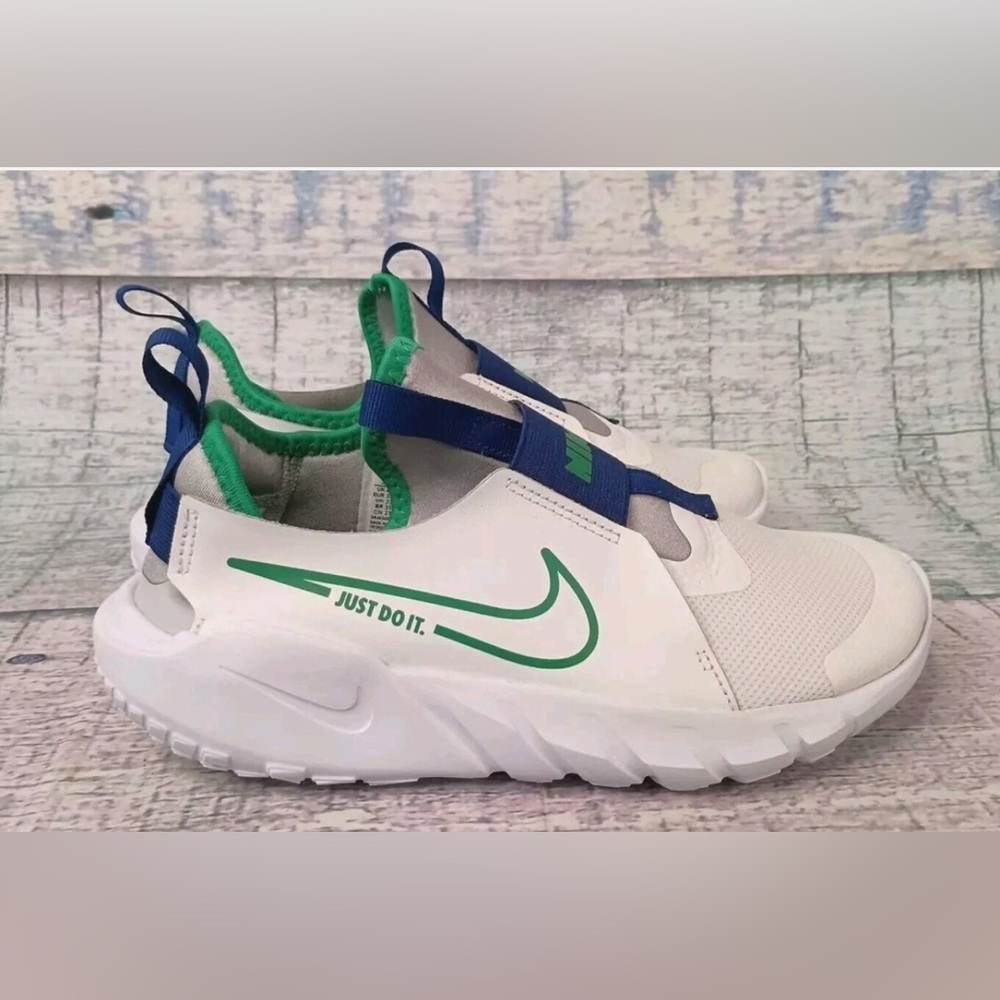 Nike White and Green Sneakers Modern Athletic Design